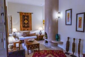 een woonkamer met een bank en een tafel bij Riad Dar Talah in Marrakesh