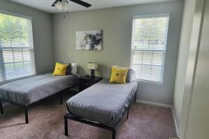 A bed or beds in a room at Luxury 2 Bedroom 2 Bath and 1 Car Garage with Pool