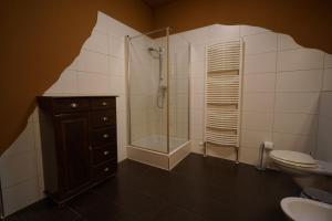 a bathroom with a shower and a toilet and a sink at Heidelberg Apartments in Heidelberg