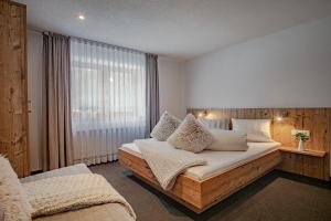 ein Schlafzimmer mit einem großen Bett und einem Fenster in der Unterkunft Apartments Renata Gries 201 in See