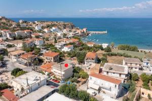 - une vue aérienne sur une ville à côté de l'océan dans l'établissement Mary's luxury apartment Elaia., à Elia Laconias