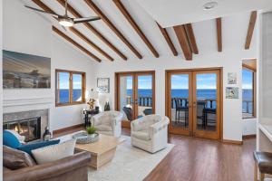 Ein Sitzbereich in der Unterkunft Premium Ocean Corner Unit, Fireplace, Golf Cart, 21 Steps from Top