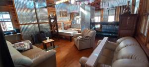 salon z kanapami i krzesłami w domu w obiekcie Windy Rose - Rustic Karoo Villa w mieście Barrydale