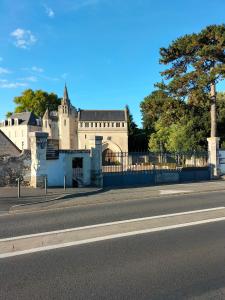 budynek z płotem przed ulicą w obiekcie Tours - Rochebonne (chambre à louer) w Tours