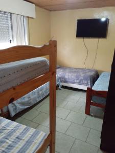 グアレグアイチュにあるDepartamento céntrico completoのベッドルーム1室(二段ベッド2台、薄型テレビ付)が備わります。