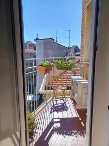 een balkon met een stoel en planten erop bij Joy Home 31 in Milaan
