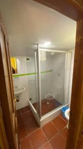 ein Badezimmer mit Dusche, Toilette und Waschbecken in der Unterkunft Cabañita en el Parque Natural Ecocenter in Santandercito