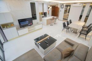 Una gran sala de estar con un sofá y una mesa. en Luxury Gold Apartment 86 -Rooftop Pool Central City, en Ho Chi Minh