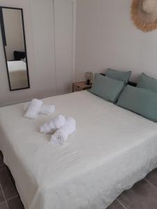 Łóżko lub łóżka w pokoju w obiekcie Appartement fonctionnel proche du centre ville