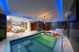 فندق الرؤية الجديدة في جازان: مسبح كبير في غرفة المعيشة