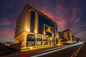 a building on a city street at night at فندق الرؤية الجديدة in Jazan