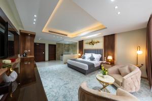 une chambre d'hôtel avec un lit et un salon dans l'établissement فندق الرؤية الجديدة, à Jazan