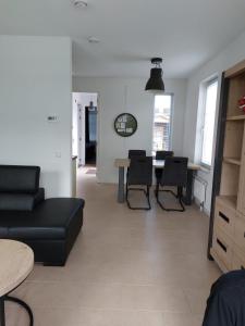 a living room with a black couch and a table at De Poldersteeg 