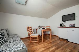 ein Wohnzimmer mit einem Tisch und einem Esszimmer in der Unterkunft Apartments Renata Gries 201 in See
