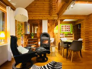 een woonkamer met een open haard en een tafel en stoelen bij Eifel-Lounge BLOCKHAUS in Weilerswist