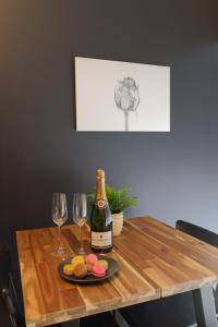 - une table avec une bouteille de vin et deux verres dans l'établissement Spa & Love - Balnéo - Queen size - Cocooning, à Aulnat