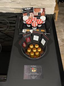 Spa & Love - Balnéo - Queen size - Cocooning في Aulnat: طاولة مع صينية من الكعك على طاولة