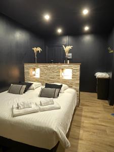 Giường trong phòng chung tại Spa & Love - Balnéo - Queen size - Cocooning