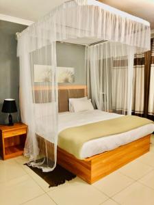 1 cama con dosel en un dormitorio en Top Lodge in Blantyre, en Blantyre