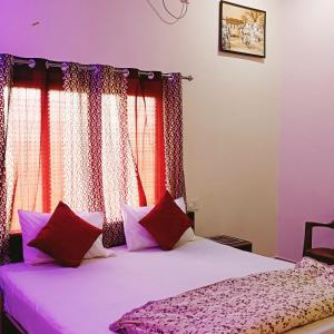 - une chambre avec 2 lits et une fenêtre dans l'établissement The Mountain View Home Stay, à Khajurâho