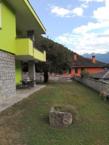 a yard of a house with a dog standing in the yard at Il Faggio in Beura