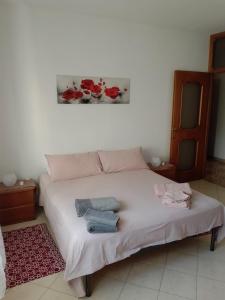 uma cama com toalhas num quarto em Il Faggio em Beura