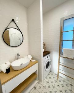 a bathroom with a sink and a washing machine at Résidence Casarella Lama in Lama