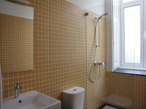 Un baño con ducha, inodoro y lavabo. en Koolhouse Porto, en Oporto 86 fotos más