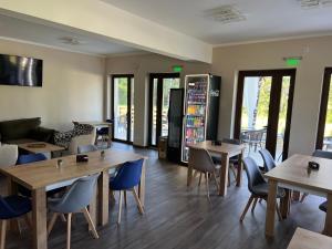 ein Restaurant mit Tischen und Stühlen in einem Raum in der Unterkunft Casa cu Flori Maramures in Baia Mare
