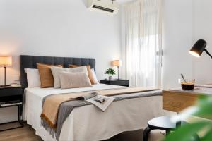 A bed or beds in a room at Avanti Luz de Sevilla, hazte un regalo y disfrutalo