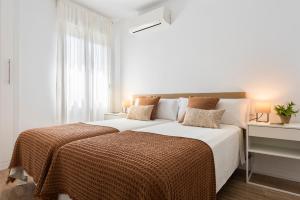 A bed or beds in a room at Avanti Luz de Sevilla, hazte un regalo y disfrutalo