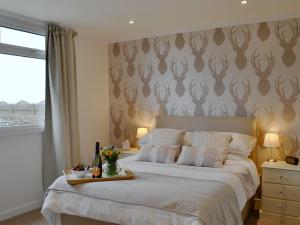 sypialnia z dużym łóżkiem i oknem w obiekcie Mid Bishopton Cottage - Uk10910 w mieście Whithorn