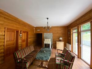 salon ze stołem, krzesłami i kominkiem w obiekcie Leonardo Guesthouse w Świeradowie Zdroju