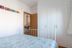 A bed or beds in a room at Acogedor apartamento junto al mar Még 7 kép