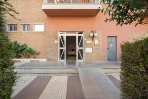 The facade or entrance of Acogedor apartamento junto al mar