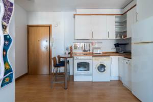 A kitchen or kitchenette at Acogedor apartamento junto al mar