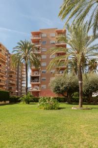 A garden outside Acogedor apartamento junto al mar