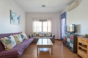 A television and/or entertainment centre at Acogedor apartamento junto al mar