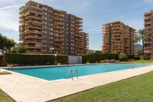 The swimming pool at or close to Acogedor apartamento junto al mar