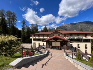 een resortgebouw met een pad ervoor bij Hotel Derby in Folgarida