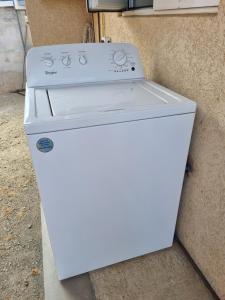 een witte wasmachine en droger naast een muur bij Aruba SeaScape Apartments in Palm-Eagle Beach