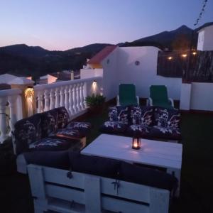 埃爾博斯克的住宿－Ático Los Arcos，阳台配有沙发和桌子。