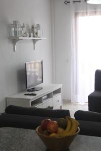 埃爾梅達諾的住宿－PARAISO DEL MEDANO ,CENTRICO，一间带电视和一碗水果的客厅