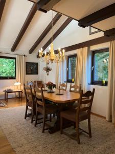 una sala da pranzo con tavolo e sedie in legno di Die Landhausvilla in Unterach am Attersee a Unterach am Attersee