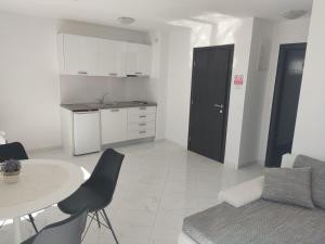 Kuchyňa alebo kuchynka v ubytovaní Apartments Marija Max