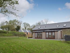 una casa con paneles solares en un lado en Bluebell Cottage - Uk12988, en Monington