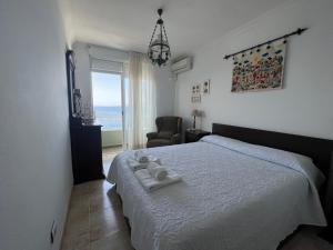 a bedroom with a bed with two towels on it at Paraíso del atlántico in Radazul