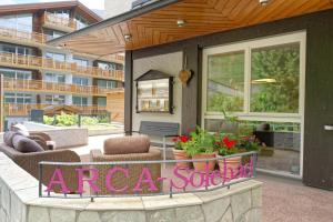 Hotel Arca Solebad & Spa في زيرمات: فناء على كراسي ونباتات في مبنى