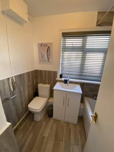 Baño pequeño con aseo y lavamanos en Entire 2 bed property, 1 road back from the sea, en Goring by Sea