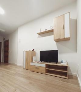 una sala de estar con un televisor de pantalla plana sobre un mueble en Apto céntrico INDUSTRIAS VUT 47-215, en Valladolid 15 fotos más